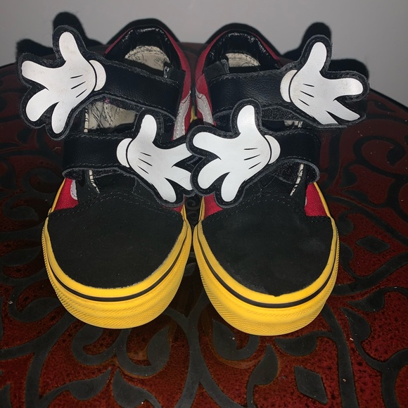 vans old skool v disney mickey mouse hugs